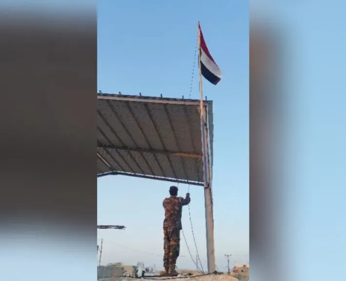 رفع العلم اليمني فوق مؤسسات الدولة في المهرة بعد طرد مليشيات الانتقالي ومآذن المساجد تصدح بالتكبير (فيديو)...